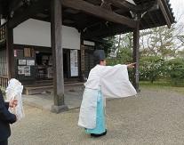 建物の前で祈祷する男性の写真