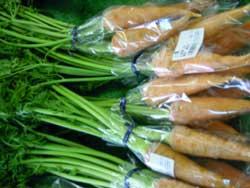 朝採り市場に並ぶ新鮮な野菜の写真