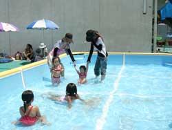 子ども用プールで遊ぶ女の子たちの写真