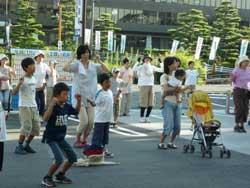 ラジオ体操をする人々の写真