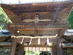 矢田坐久志玉比古(やたにいますくしたまひこ)神社の桜門の中に、プロペラが奉納されている正面からの写真