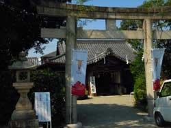 大きな鳥居の奥にある売太神社の神前の写真