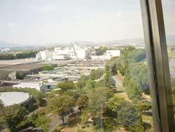 展望台から見た「浄化センター」の建物の写真
