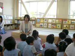 治道小学校の教室で「えほんひろば」の開所式が行われている写真