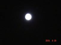 暗闇の中、煌々と光る月の写真その2