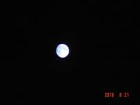 暗闇の中、煌々と光る月の写真その3