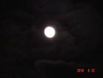 暗闇の中、煌々と光る月の写真その4