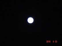 暗闇の中、煌々と光る月の写真その5