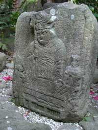 威形相の泰山府君像の石像が庭に置かれている写真