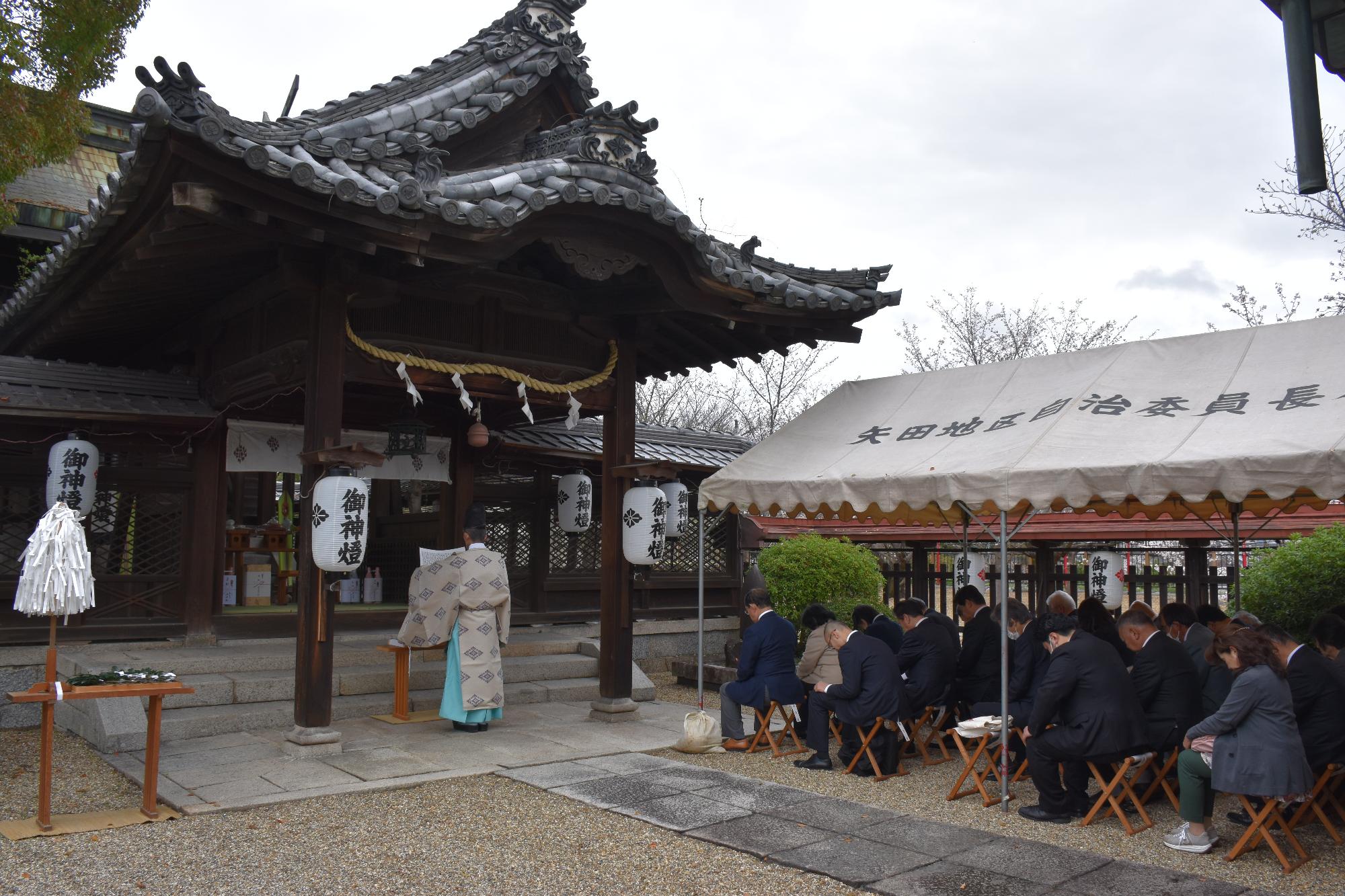 柳澤神社で執り行われた奉告祭。宮司が祝詞をあげ、参列者が礼をしている。