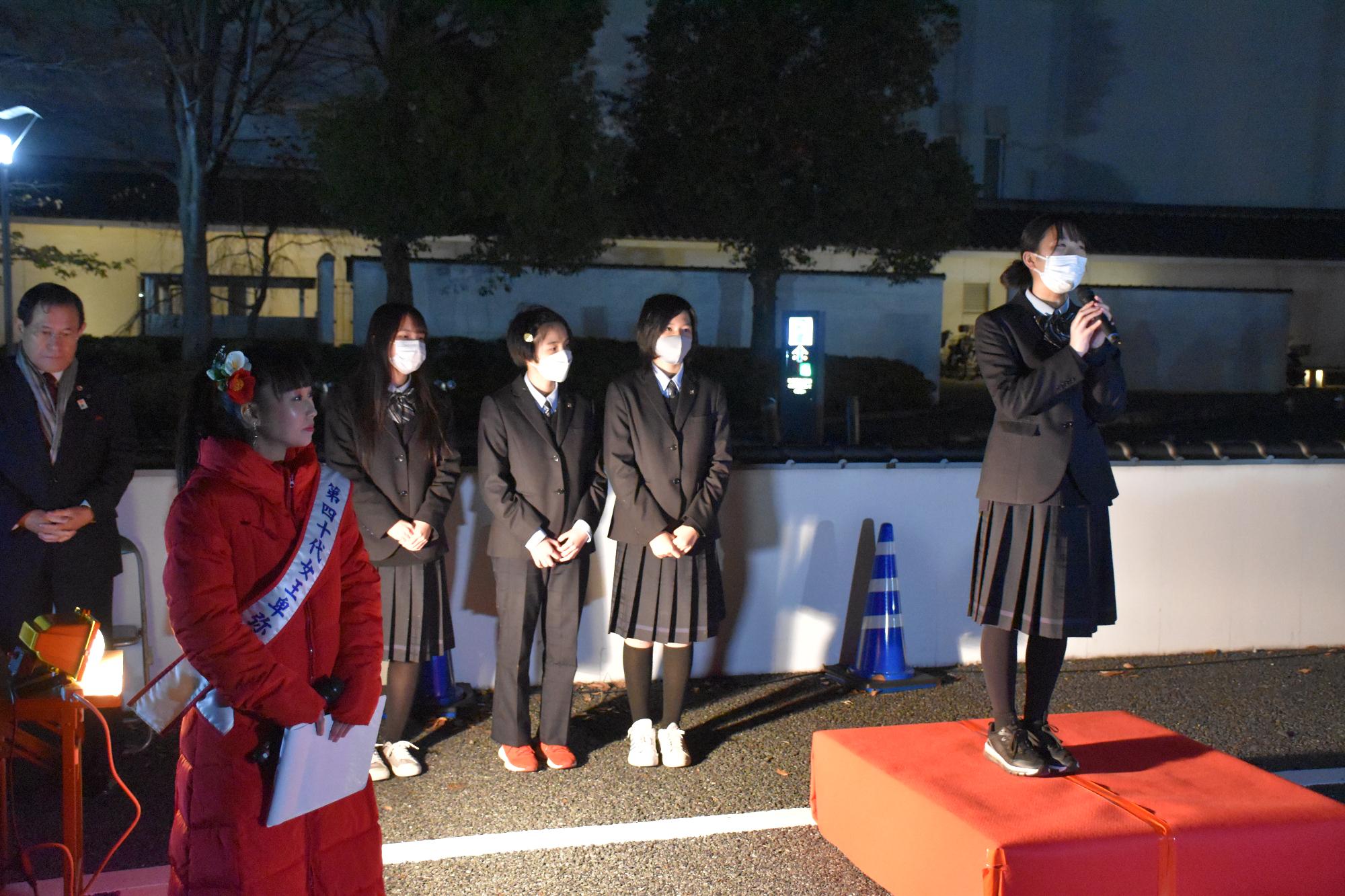 イルミネーション点灯式の前に見どころを説明する関西文化芸術高等学校の4人の生徒と司会を務める女王卑弥呼