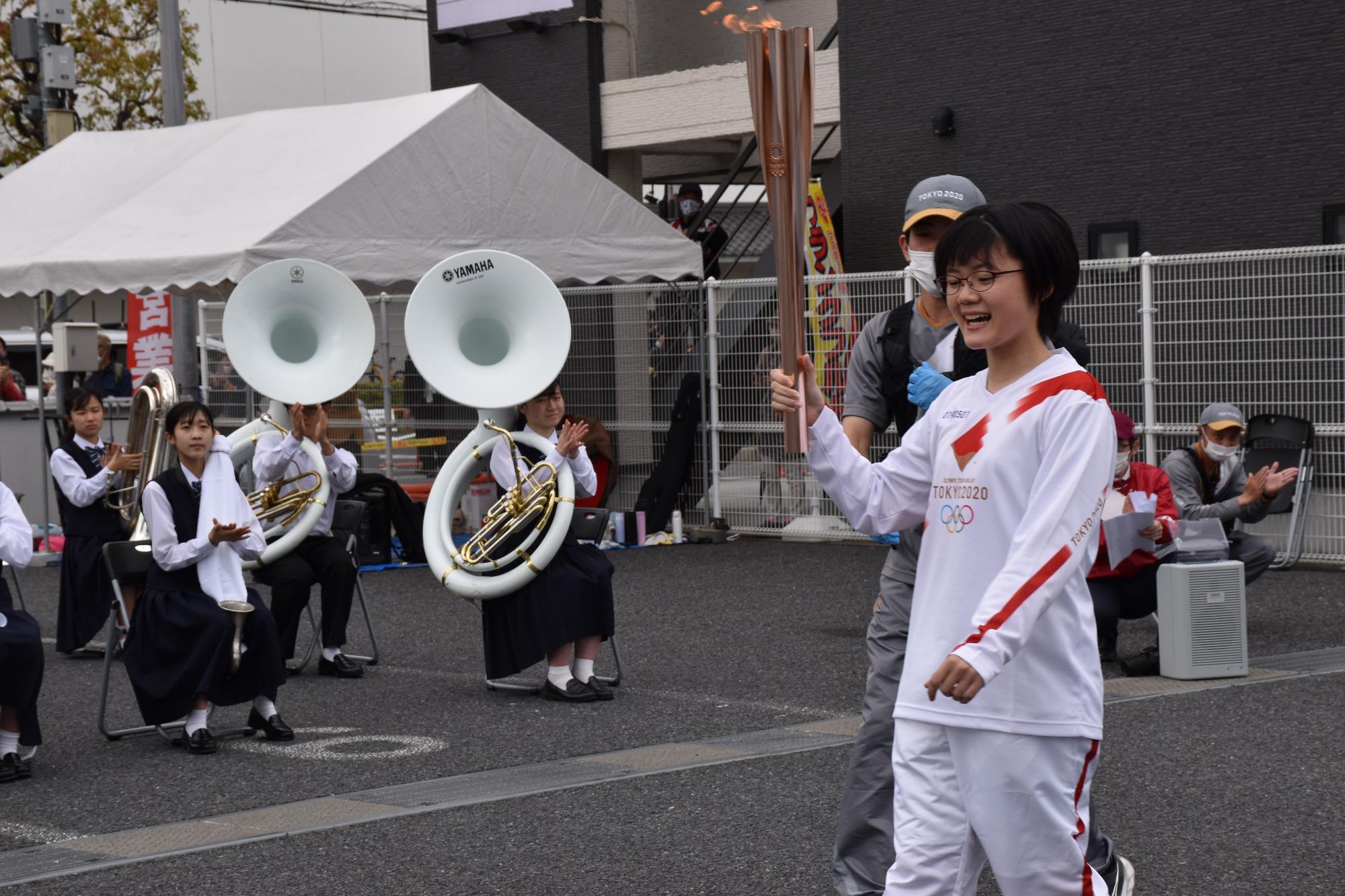 スタートした聖火ランナー