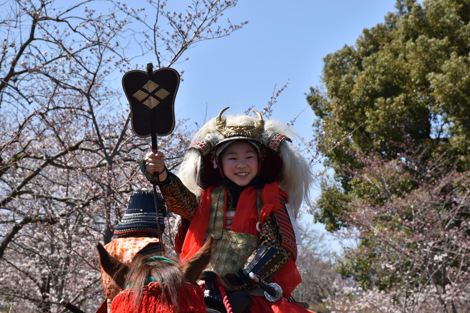 軍配を挙げる武田信玄に扮した中学生