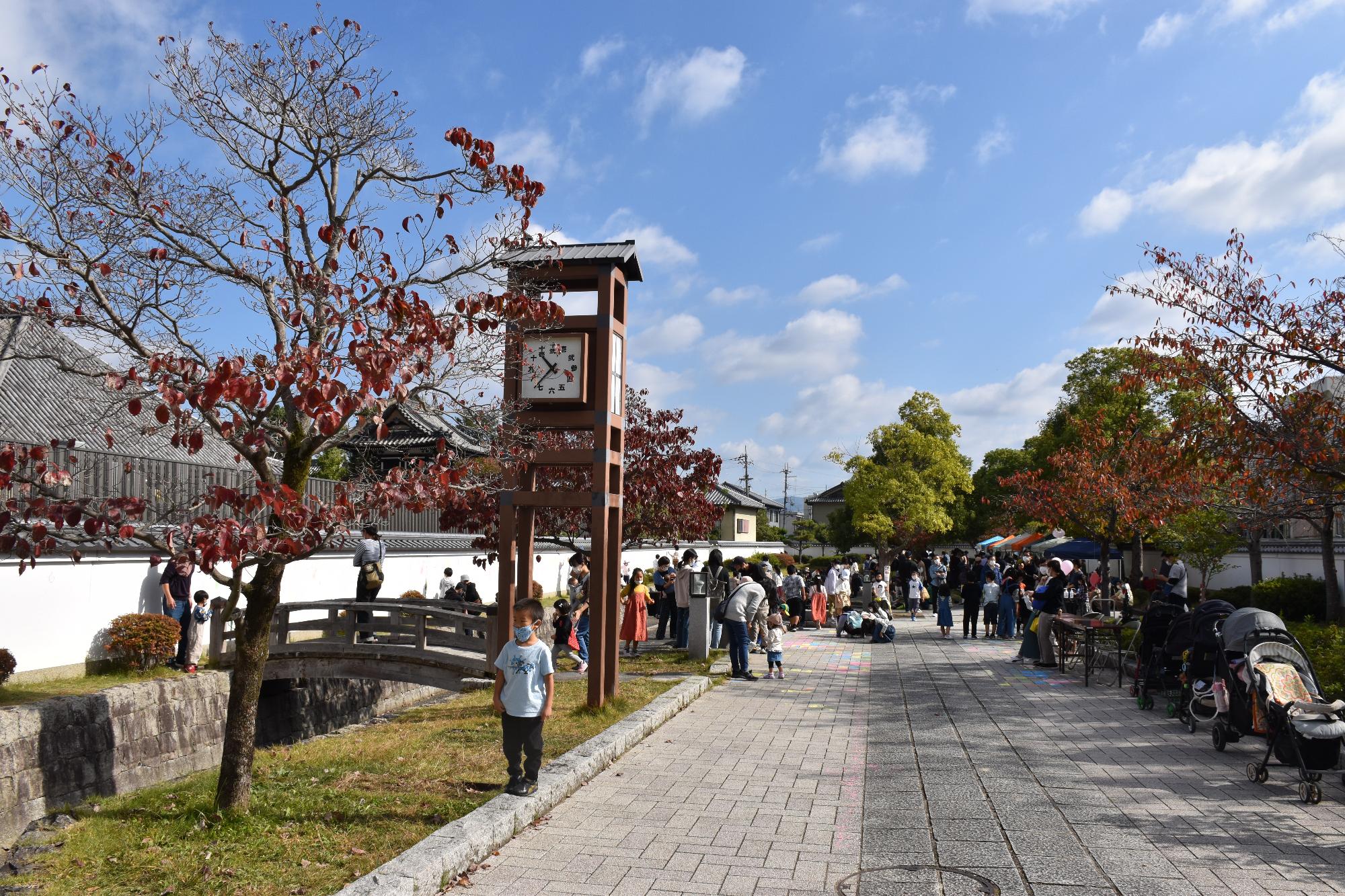 時計台のある石畳の外堀緑地公園