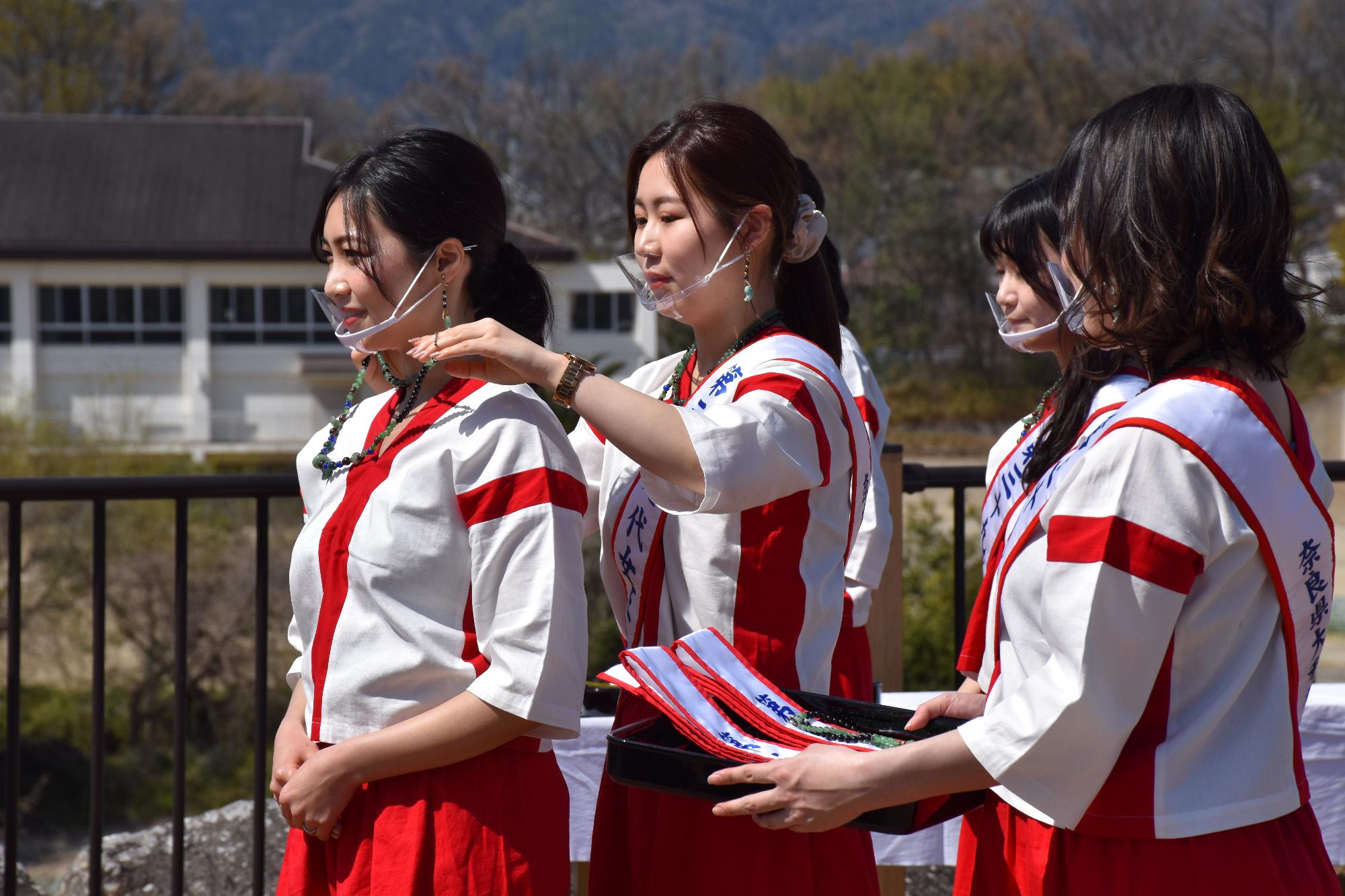 勾玉の首飾りを掛けられる第39代女王卑弥呼