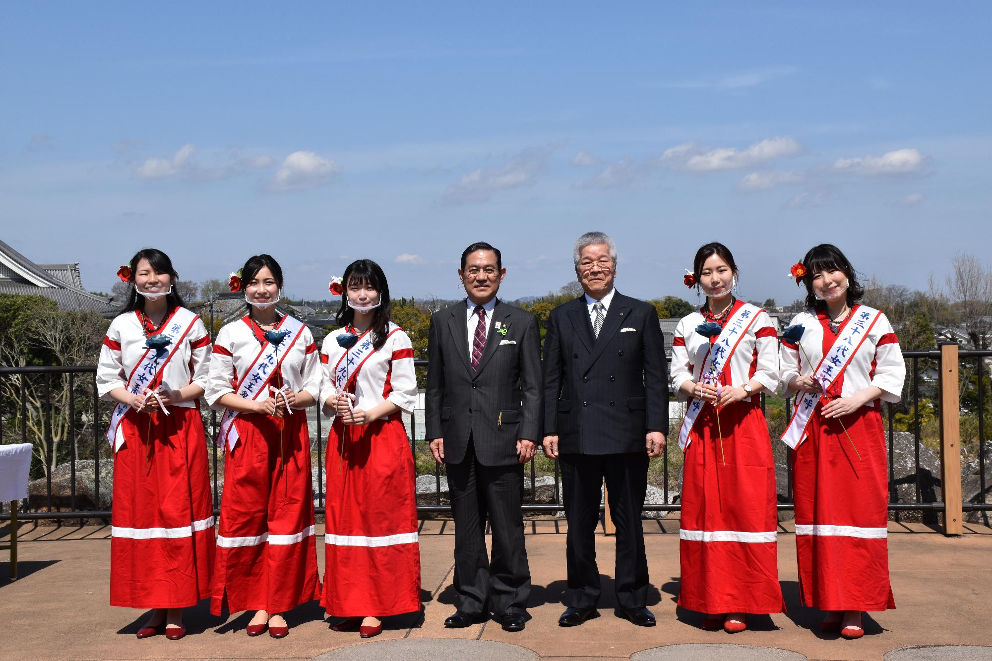 第38代,39代女王卑弥呼5人と市長、議長