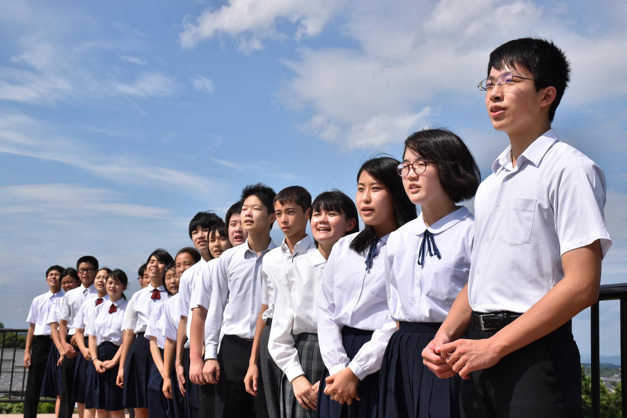 天守台に並んで立つ中学生達