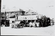 青空と郡山駅舎のモノクロ写真