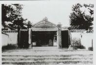 明治34年頃の奈良県尋常中学校正門のモノクロ写真