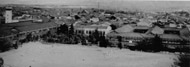 郡山小学校のグラウンドを中心に映した町並みのモノクロ写真