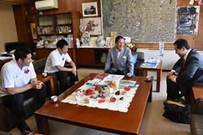 応接室で加藤代表、澤岻選手、本多選手、上田市長が談話している写真