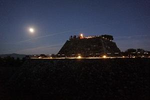 郡山城天守台全景と空に浮かぶ満月の写真