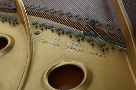 ピアノの内側に描かれた池宮さん直筆のサインの写真