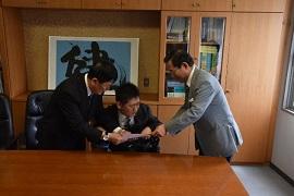 市長から高岡さんに感謝状が贈呈されている写真