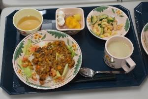 出来上がったタコライス・トマトとお酢のおいしいサラダ・郡山産野菜の豆乳スープ・トマトとリンゴのゼリーの4品の写真