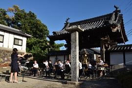 小泉庚申堂境内で演奏をしている吹奏楽部の中学生たちの写真