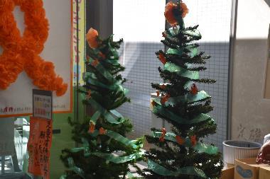 オレンジリボンと2本のクリスマスツリーが飾られたオレンジリボンコーナーの写真