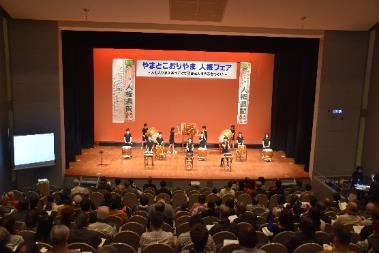 舞台で和太鼓を演奏する人々の写真