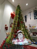 飾り付けされたクリスマスツリーとサンタクロースのオブジェの写真