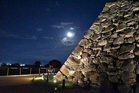 郡山城天守台の石垣から望む月の写真