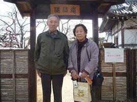 大和郡山盆梅展にて、来場5000人目の記念者となった老夫婦の記念写真