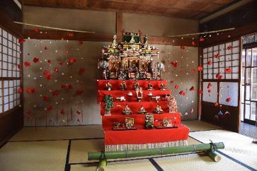 広い和室に飾られた立派な5段飾りのひな人形の写真