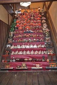 大きな階段をひな壇として利用し、沢山のひな人形が飾られた様子の写真