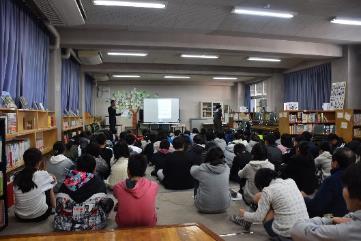 郡山西小学校で行われた、市職員による授業中に小学生たちが座って授業を聞いている所の写真
