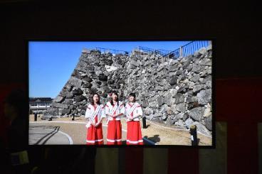 紅白の衣装を纏った3人のキャンペーンレディーのビデオメッセージの写真