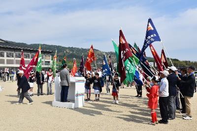 市民体育大会の開会式で多くの旗を持った選手が集まっている写真
