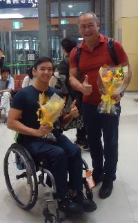 パラリンピックの事前合宿に来日したシンガポール・パラスイム代表選手とコーチに花束が送られ記念撮影をしている様子