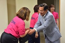ピンクのユニフォームを着ている選手の女性たちと握手をしている市長の写真