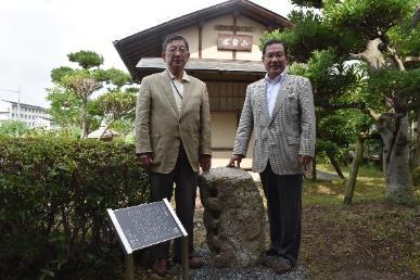 寄贈された小白水の石碑と寄贈した男性と市長の写真