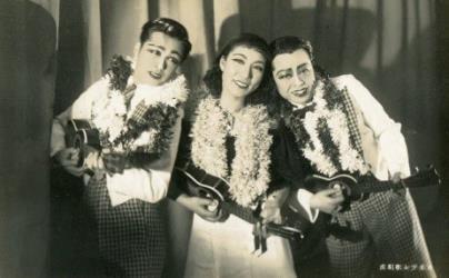 ウクレレを持ちながらハイカラな服を着ている日本少女歌劇座の3人のモノトーンの写真
