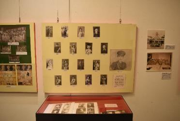 日本少女歌劇座の絵葉書やチラシなどが展示されている様子の写真