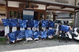 きれいに藍色に染まったハンカチを広げている12人の園児たちの写真