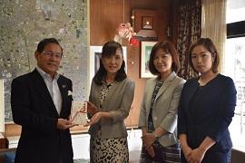 義援金を寄託している女性3人とそれを受け取る市長の写真