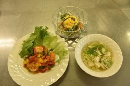 参加者が作った海老のチリソース・中華風春雨サラダ・オクラのスープの写真