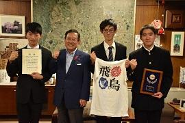 市長と写真を撮る奈良高専ロボコンチームの皆さんの写真