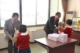 市長へ花束を渡す子供達の写真